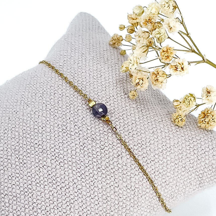 Bracelet pierre naturelle Iolite bleu en perle de 3.5 mm montée sur chaîne dorée. 