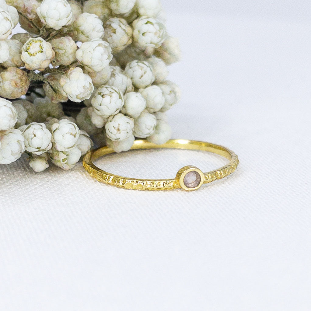 Bague en argent plaqué or en pierre fine naturelle Duo de bagues formant une couronne de feuilles en pierres fines naturelles de phrénite blanche et cœur de quartz rosé. Bijoux plaqués or pouvant être portés indépendamment.