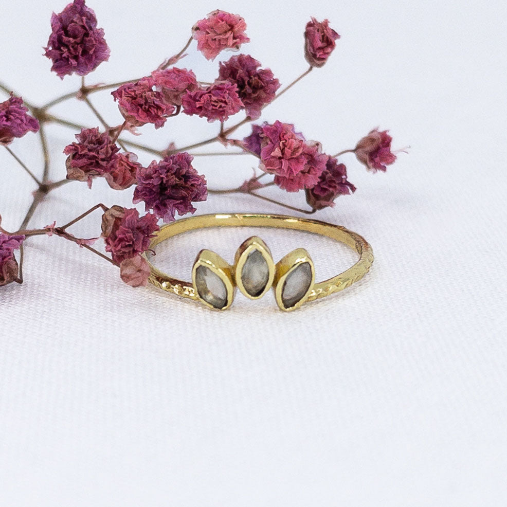 Bague en argent plaqué or en pierre fine naturelle Duo de bagues formant une couronne de feuilles en pierres fines naturelles de phrénite blanche et cœur de quartz rosé. Bijoux plaqués or pouvant être portés indépendamment.