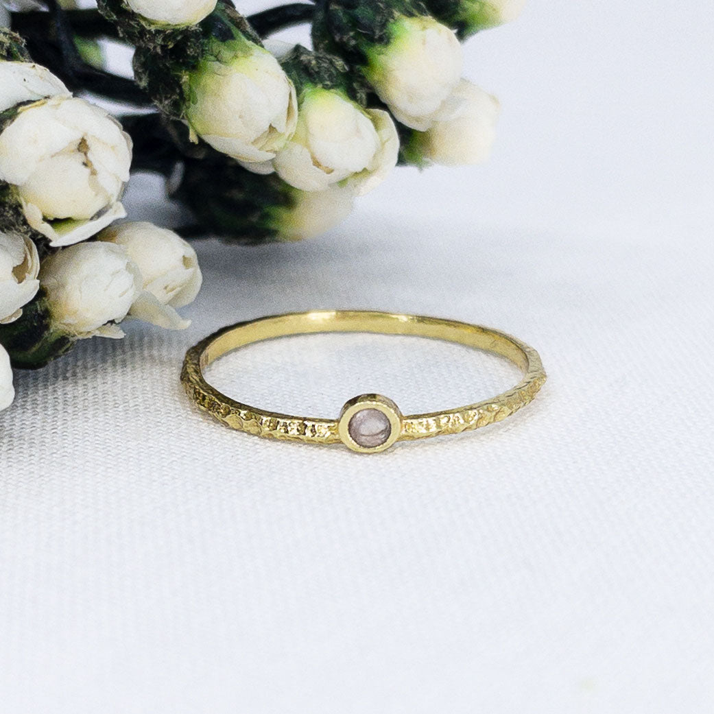 Bague en argent plaqué or en pierre fine naturelle Duo de bagues formant une couronne de feuilles en pierres fines naturelles de phrénite blanche et cœur de quartz rosé. Bijoux plaqués or pouvant être portés indépendamment.