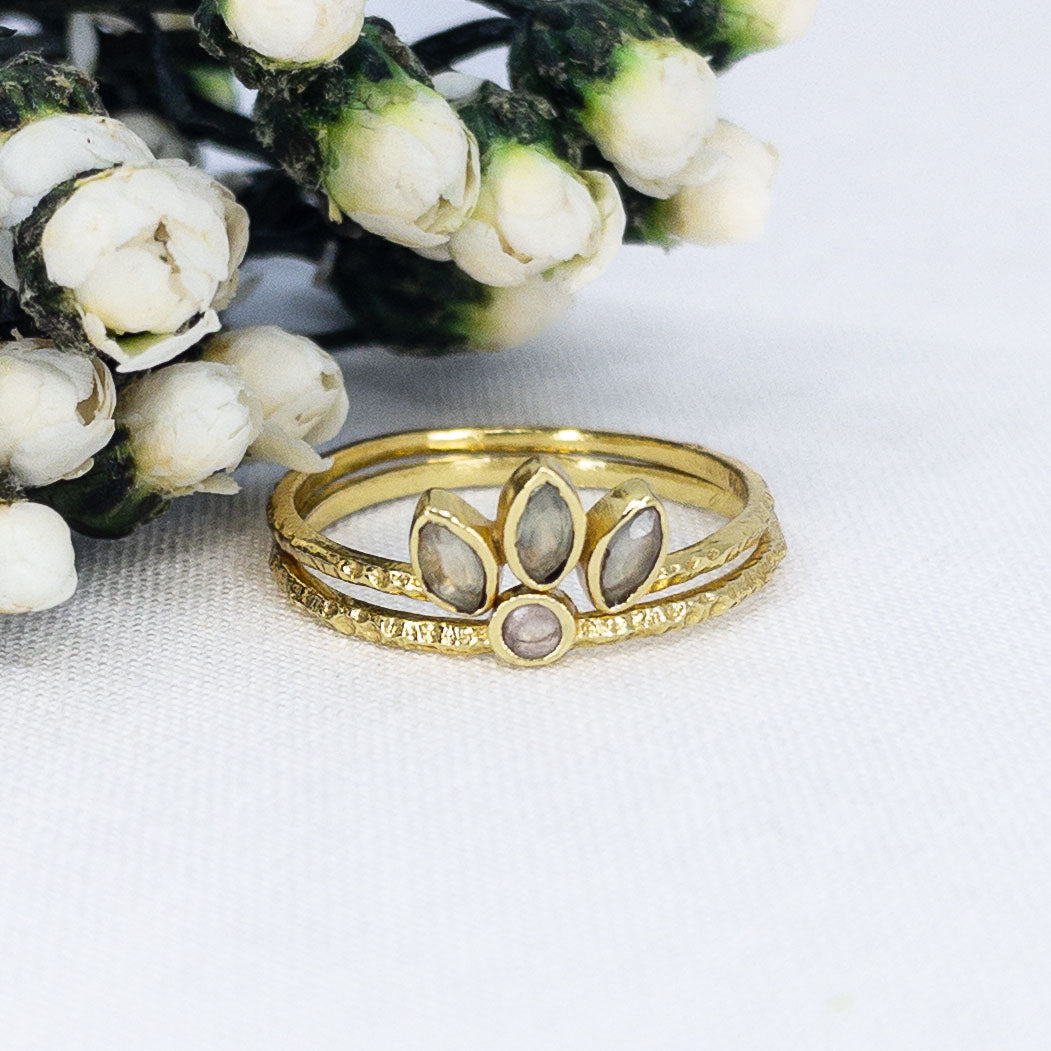 Bague en argent plaqué or en pierre fine naturelle Duo de bagues formant une couronne de feuilles en pierres fines naturelles de phrénite blanche et cœur de quartz rosé. Bijoux plaqués or pouvant être portés indépendamment.