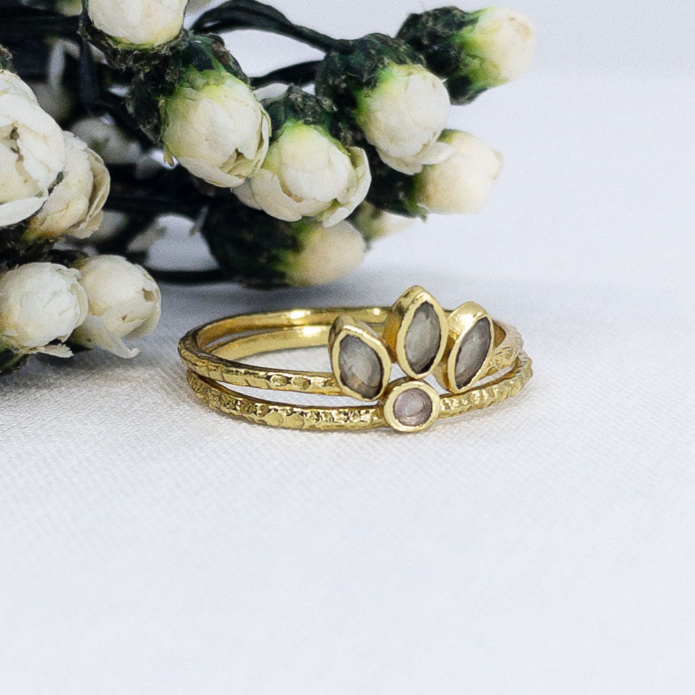 Bague en argent plaqué or en pierre fine naturelle Duo de bagues formant une couronne de feuilles en pierres fines naturelles de phrénite blanche et cœur de quartz rosé. Bijoux plaqués or pouvant être portés indépendamment.