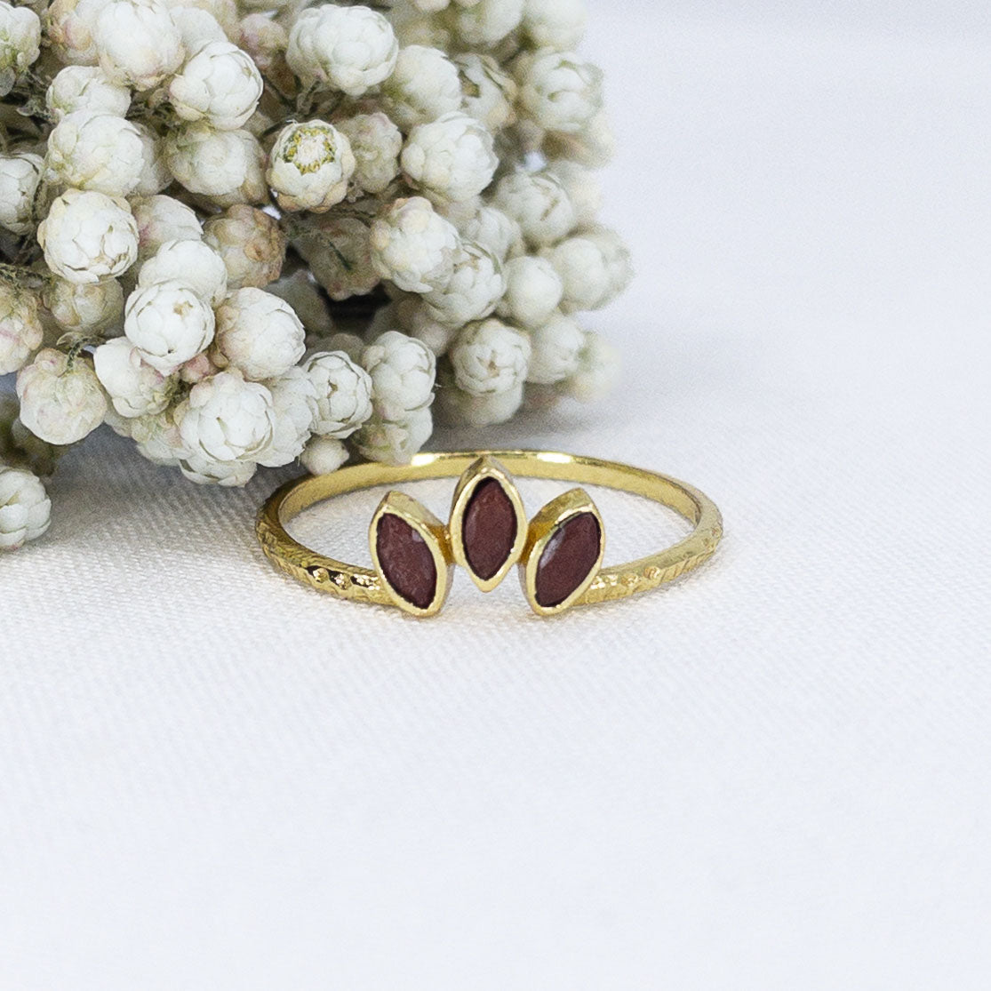 Duo de bagues formant une couronne de feuilles en pierres fines naturelles de jaspe rouge et cœur rouge rubis. Bijoux plaqués or pouvant être portés indépendamment.