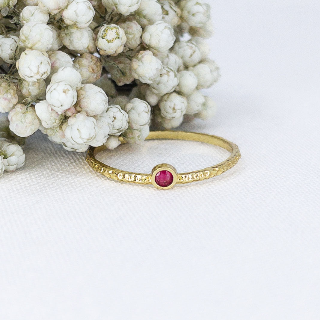 Duo de bagues formant une couronne de feuilles en pierres fines naturelles de jaspe rouge et cœur rouge rubis. Bijoux plaqués or pouvant être portés indépendamment.