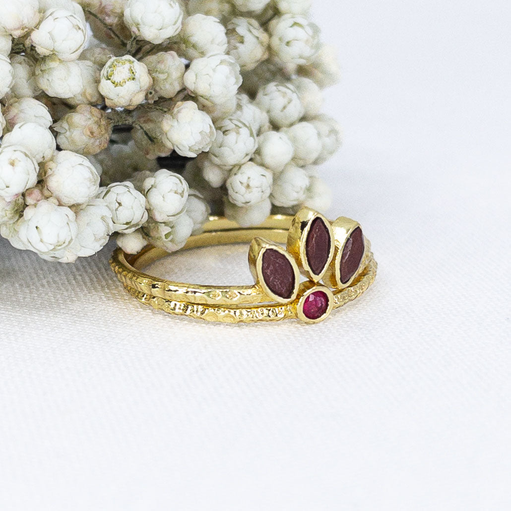 Duo de bagues formant une couronne de feuilles en pierres fines naturelles de jaspe rouge et cœur rouge rubis. Bijoux plaqués or pouvant être portés indépendamment.