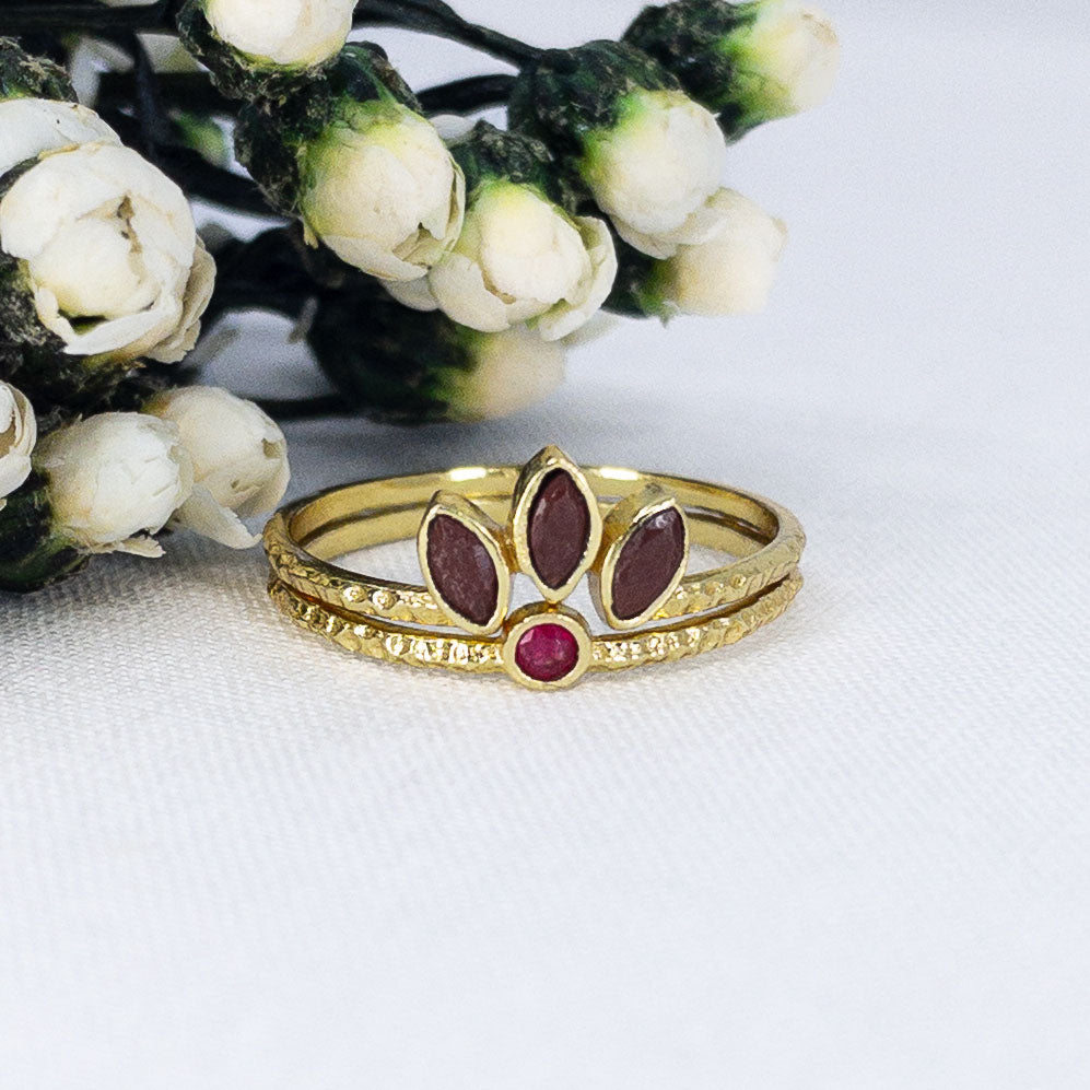 Duo de bagues formant une couronne de feuilles en pierres fines naturelles de jaspe rouge et cœur rouge rubis. Bijoux plaqués or pouvant être portés indépendamment.