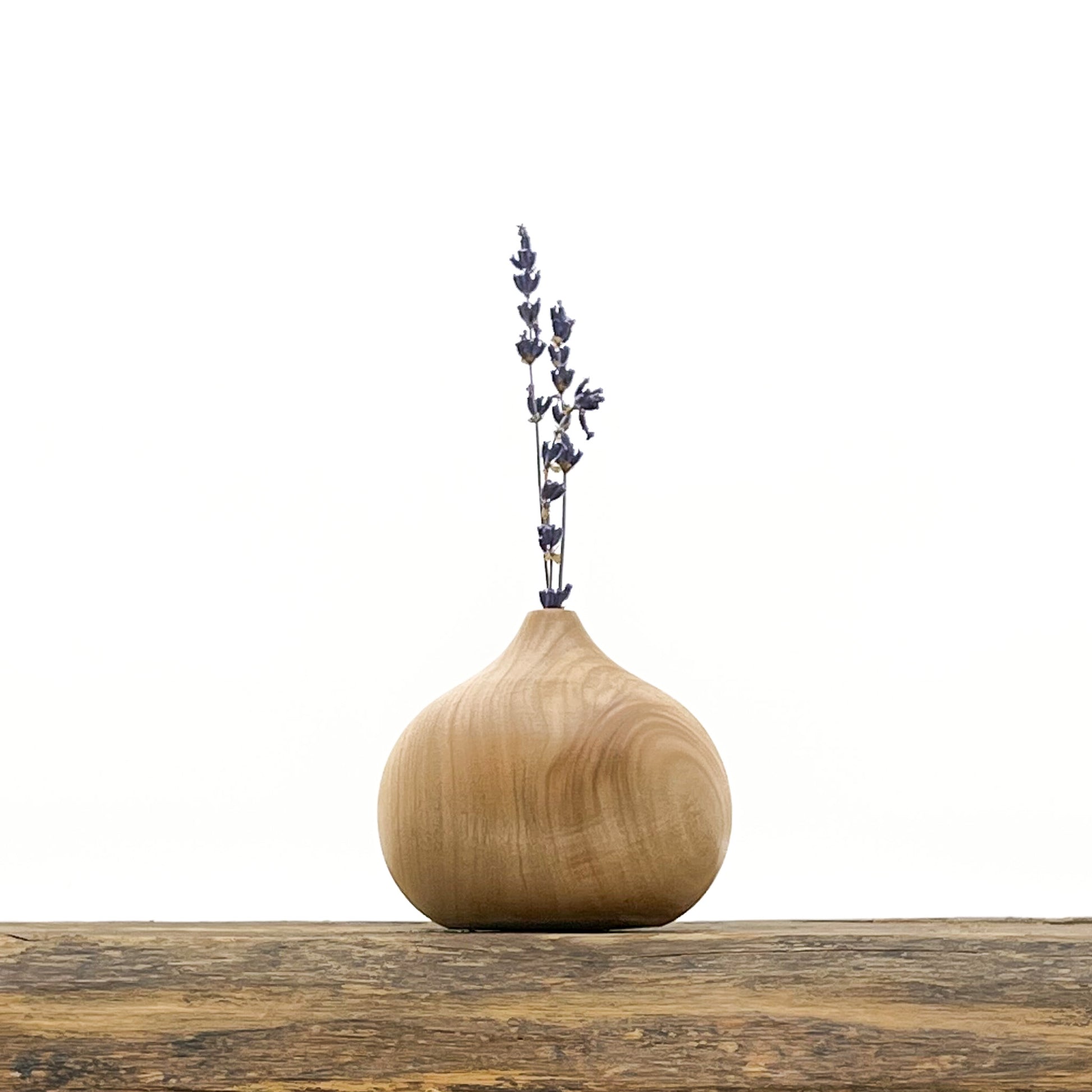 Ensemble de 3 vases au design épuré en bois fait main à partir de bois ramassé en forêt. Livrés avec fleurs séchées offertes.