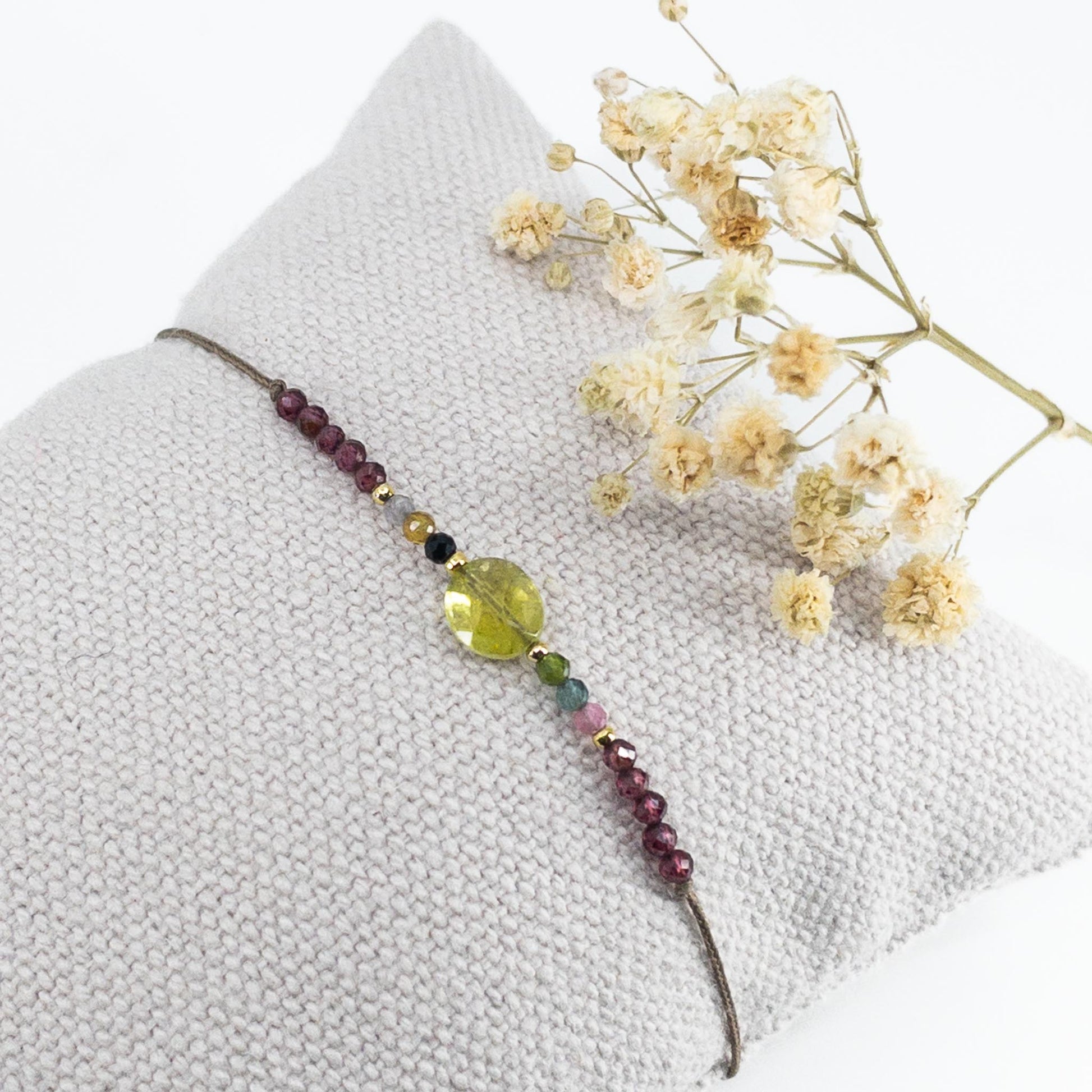 Bracelet ajustable composé d'une belle pierre fine naturelle de Tourmaline entourée de petites perles colorées de Tourmaline