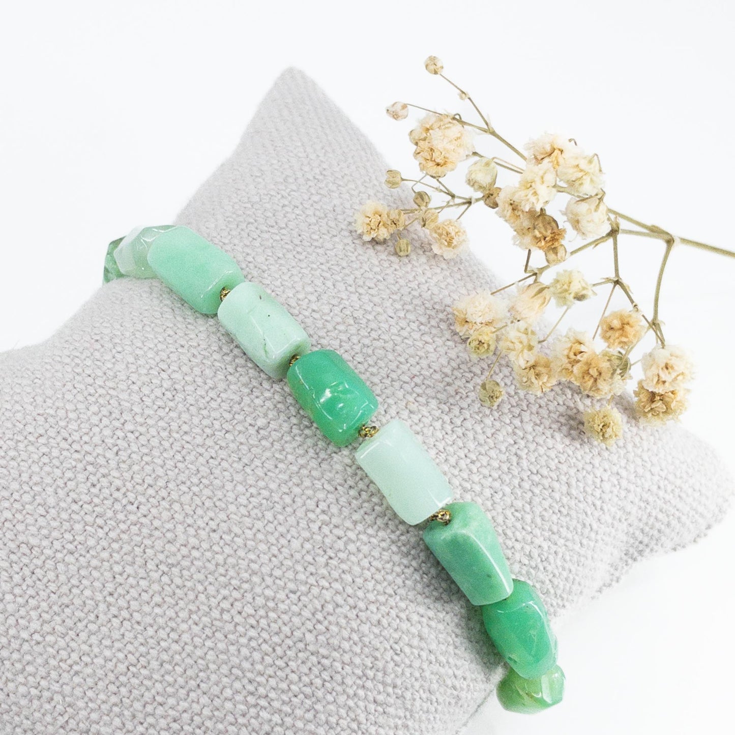 Bracelet ajustable composé de pierres fines naturelles en perles tubes de Chrysoprase aux teintes vert clair et vert lagon