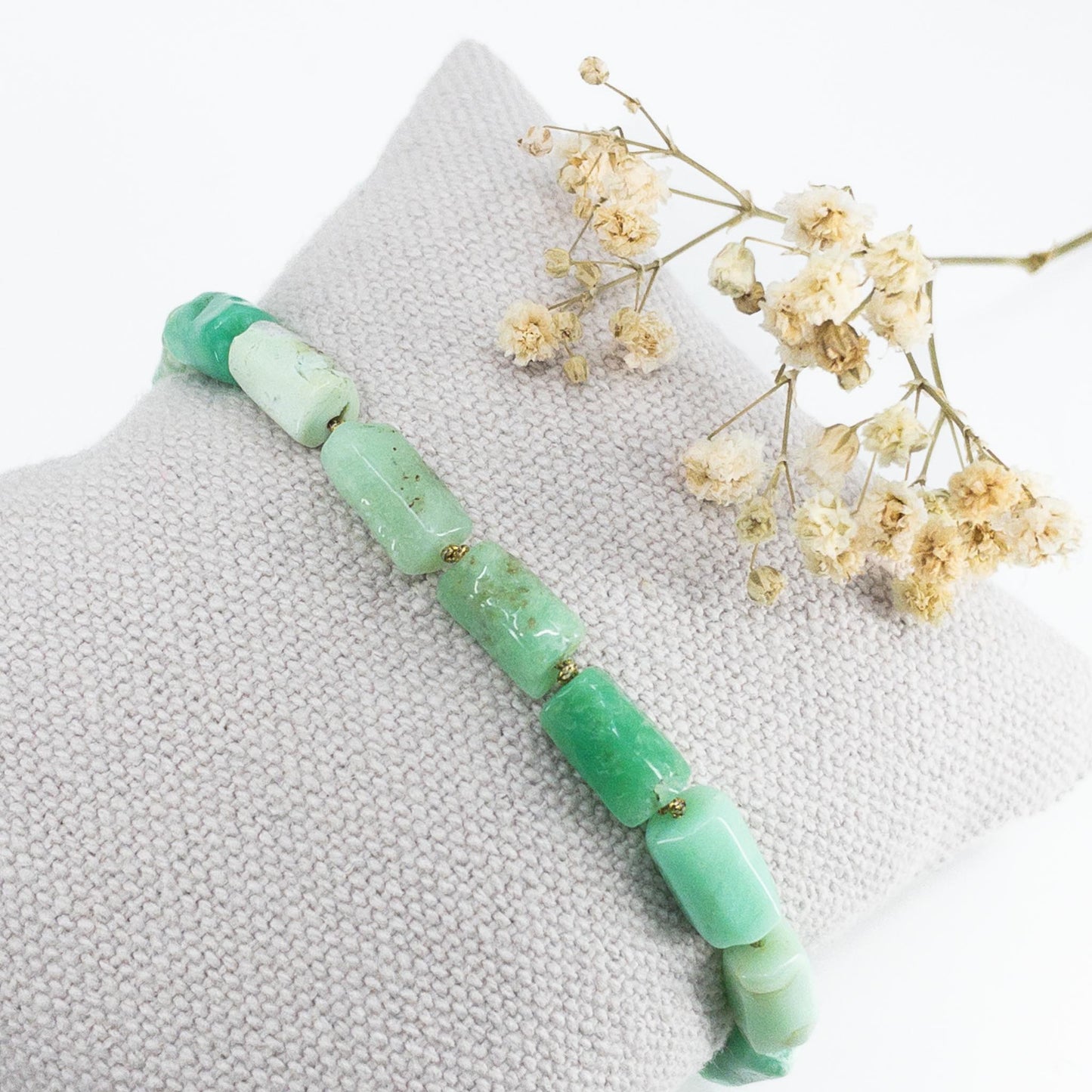 Bracelet ajustable composé de pierres fines naturelles en perles tubes de Chrysoprase aux teintes vert clair et vert lagon