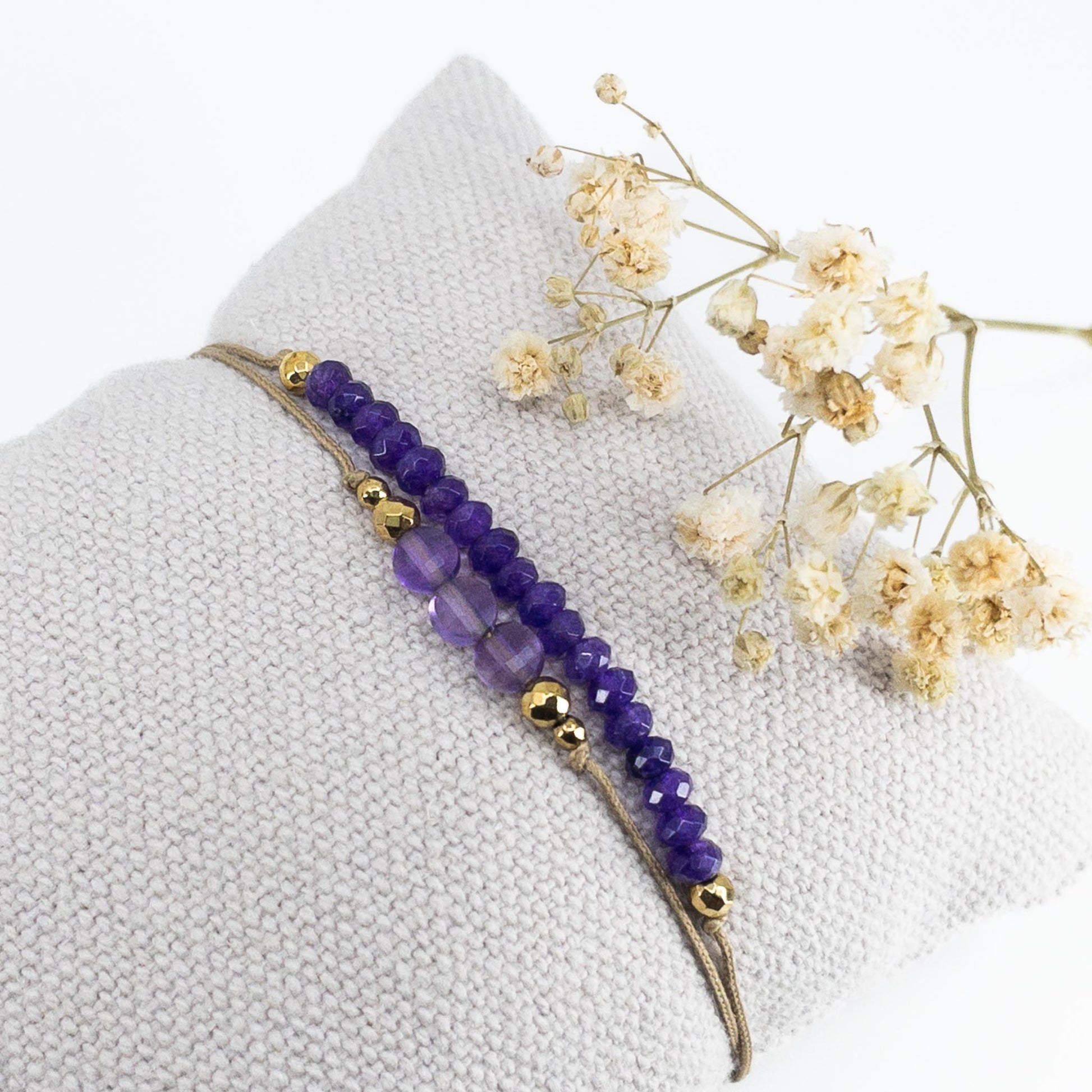 Duo de bracelets ajustables composés de perles de pierres fines naturelles d'Améthyste translucides et opaques. Les bracelets peuvent se porter indépendamment.