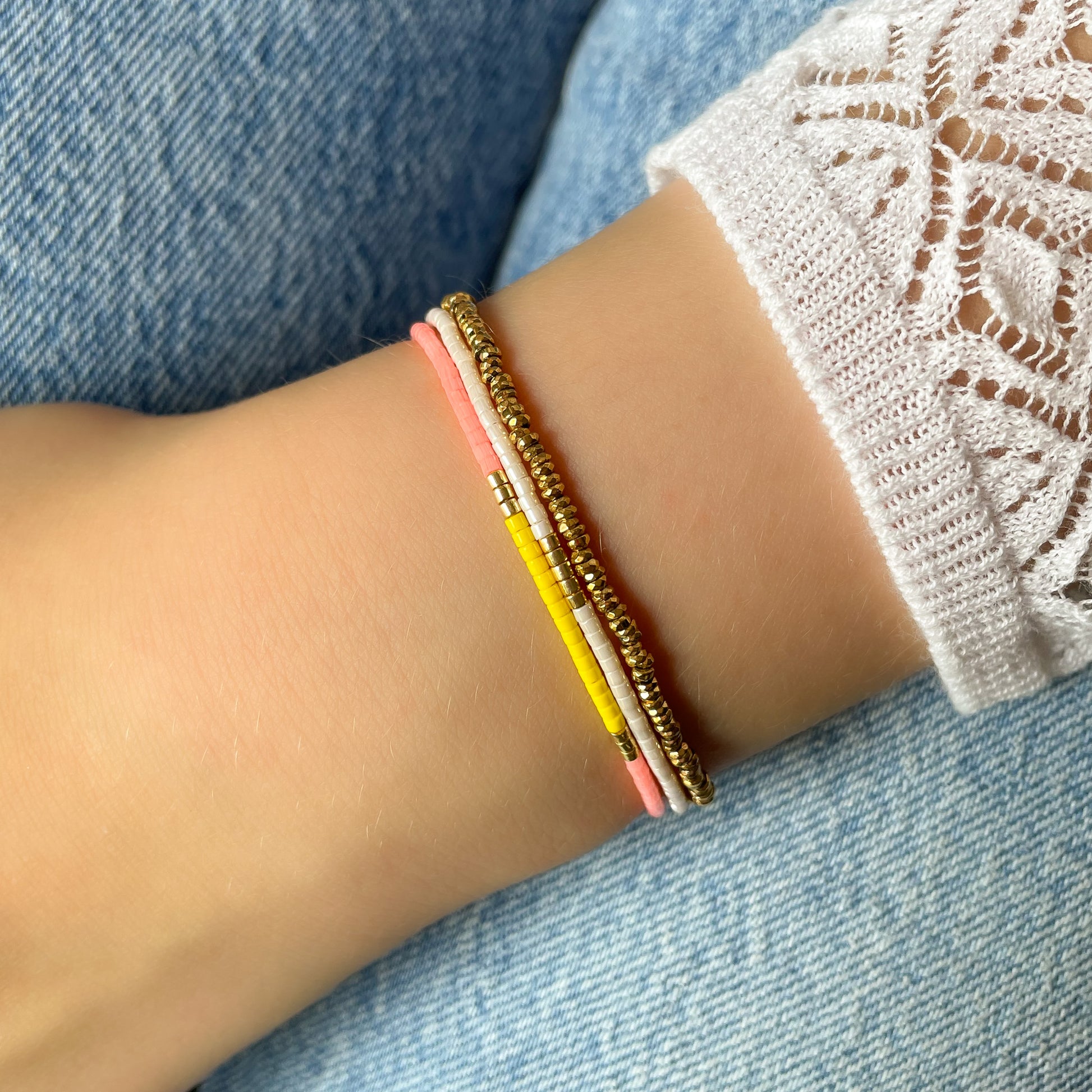 Trio de bracelets en pierres fines et perles de rocaille en verre "Rose, Jaune Citron et Blanc". Peuvent se porter indépendamment.