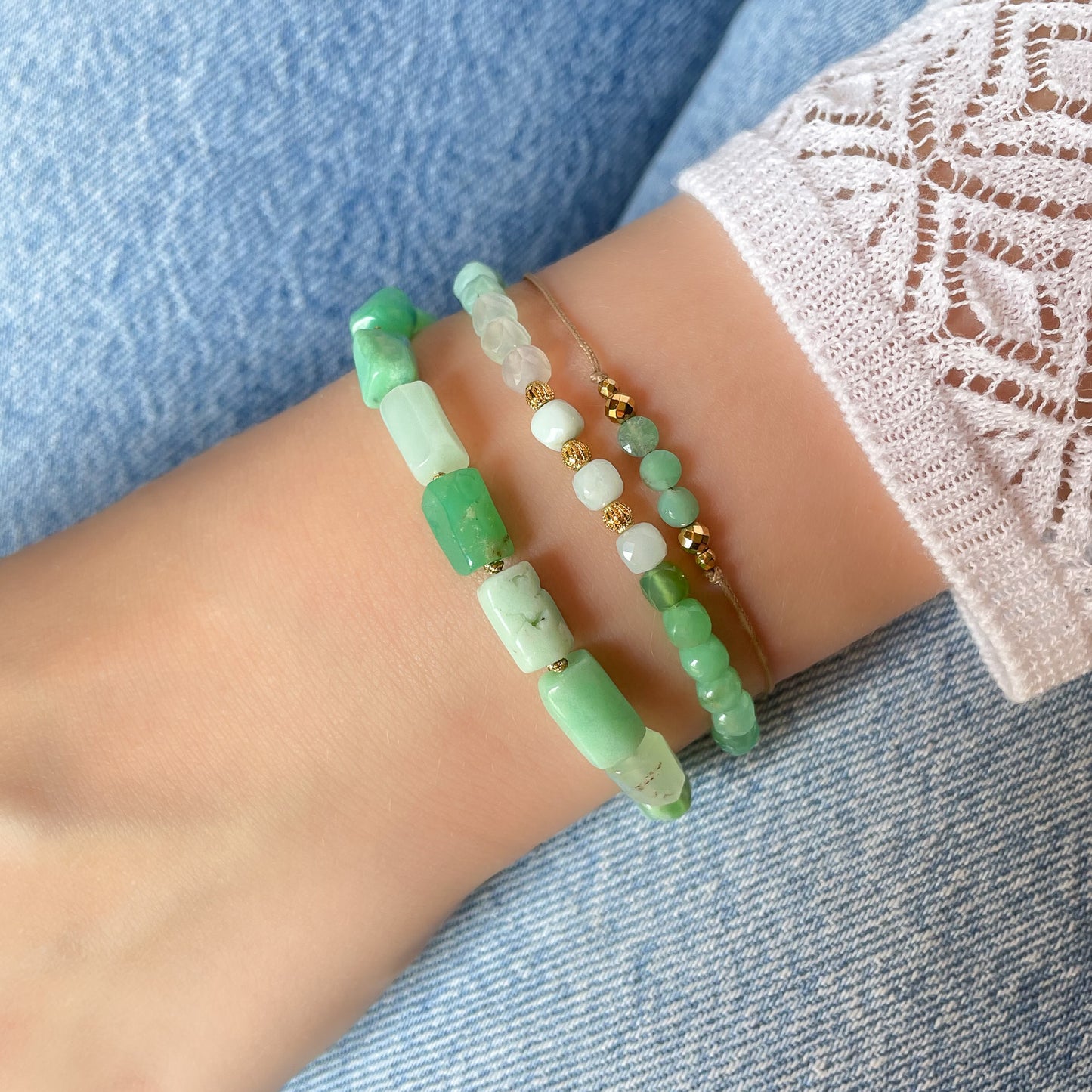 Bracelet ajustable composé de pierres fines naturelles en perles tubes de Chrysoprase aux teintes vert clair et vert lagon