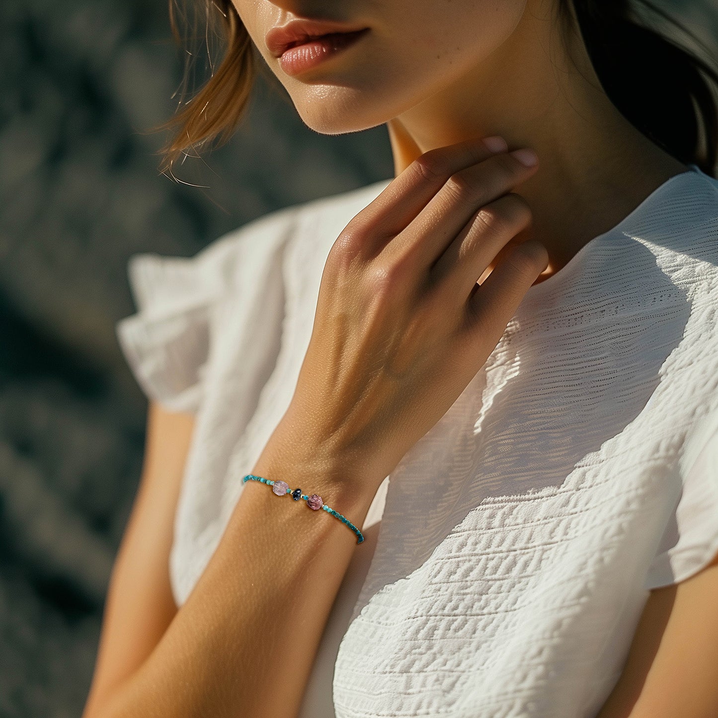 Bracelet aux teintes bleutées ajustable composé de pierres fines naturelles de Turquoise, de deux perles de Tourmaline facettées et d'une très belle perle de Topaze Bleu de Londres facettée