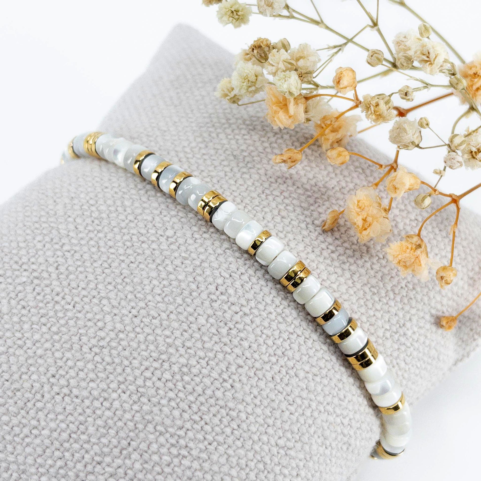 Bracelet ajustable en perles de nacre blanche naturelle