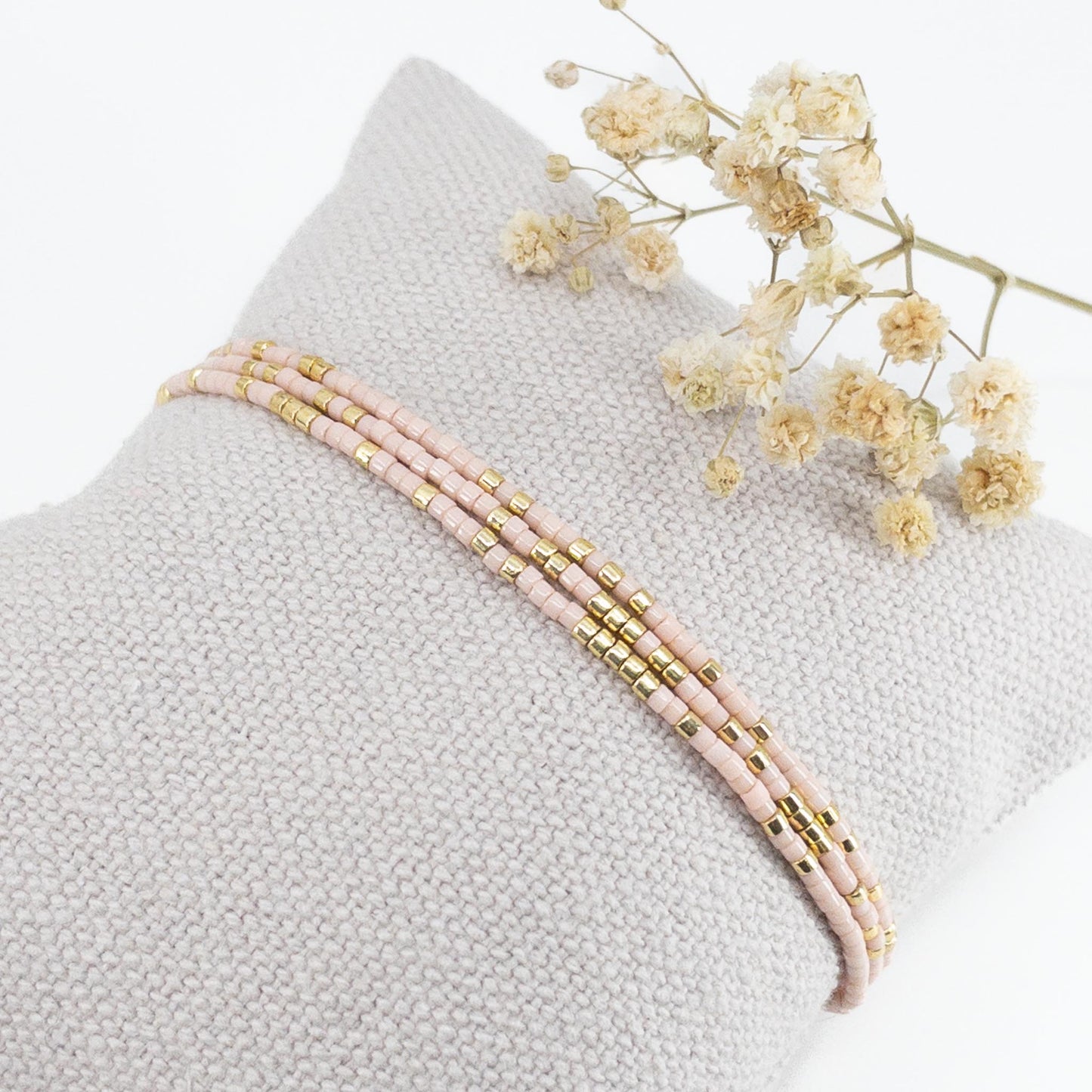 Bracelet ajustable en pierre de rocaille rose doux et or. Trois tours de poignet