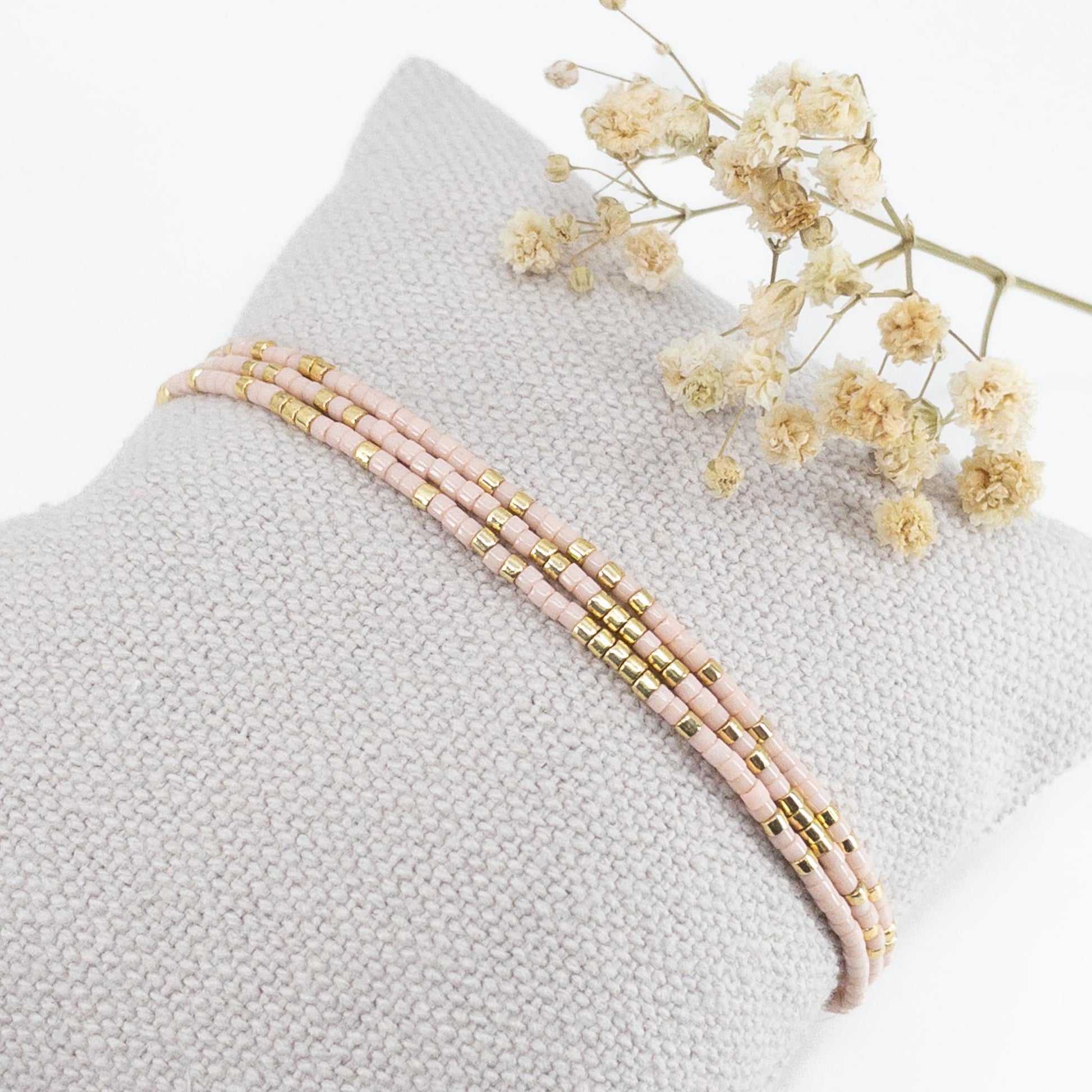 Bracelet ajustable en pierre de rocaille rose doux et or. Trois tours de poignet