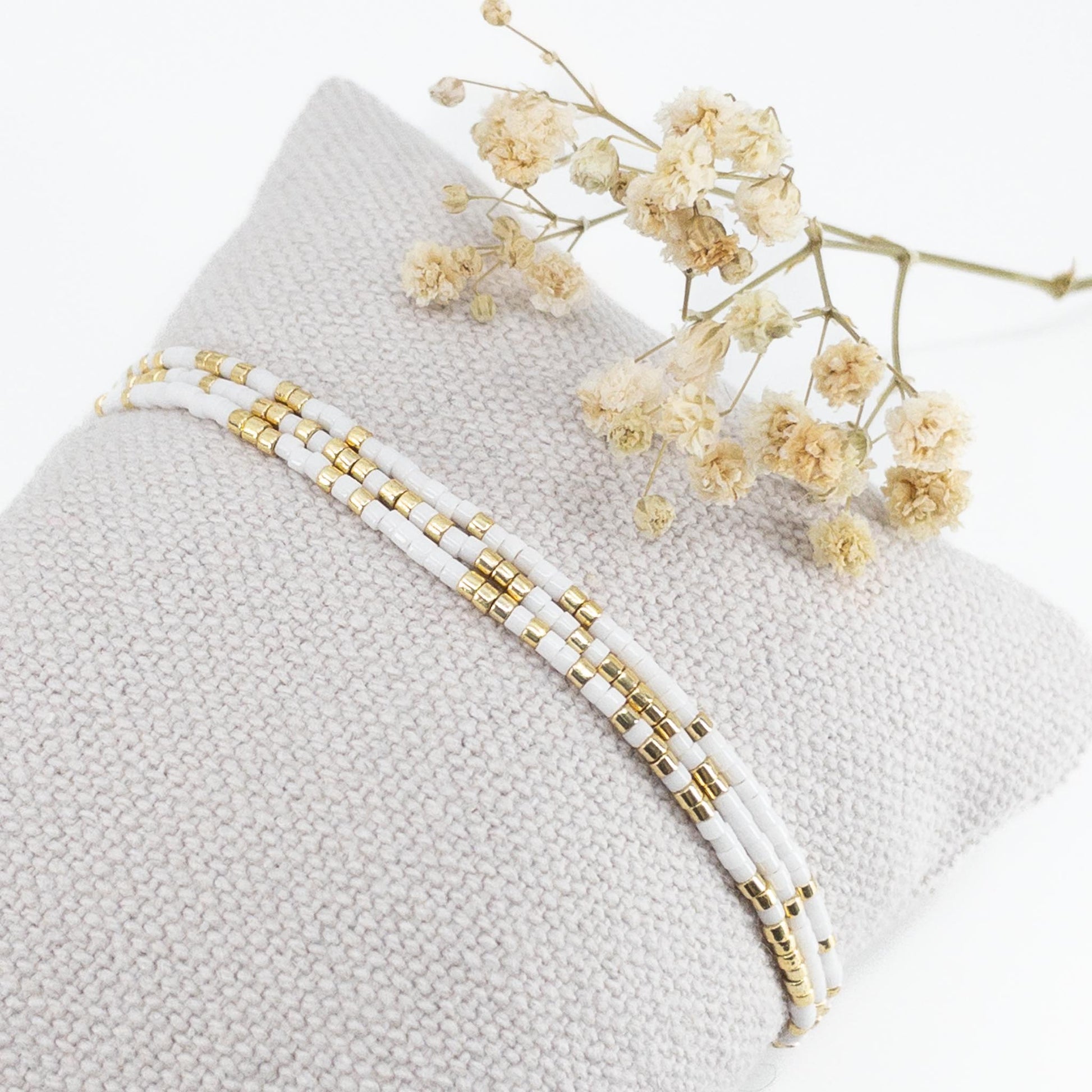 Bracelet ajustable en pierre de rocaille rose doux et or. Trois tours de poignet
