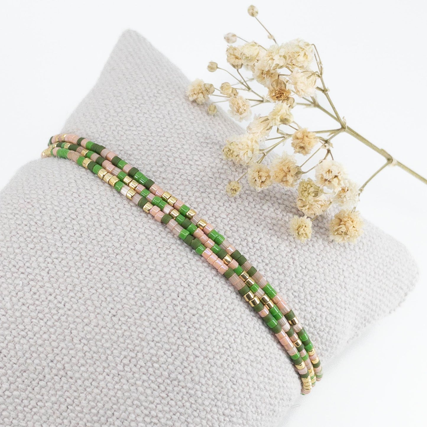 Bracelet ajustable en pierre de rocaille rose doux et or. Trois tours de poignet