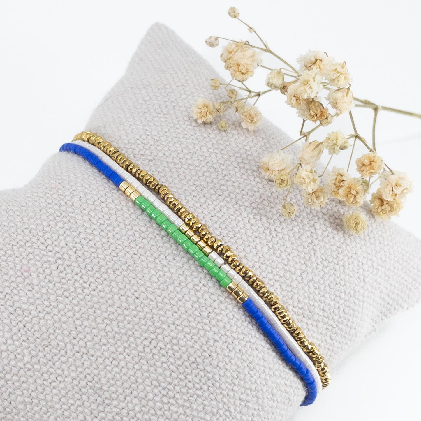 Bracelet en perle de rocaille blanc et or