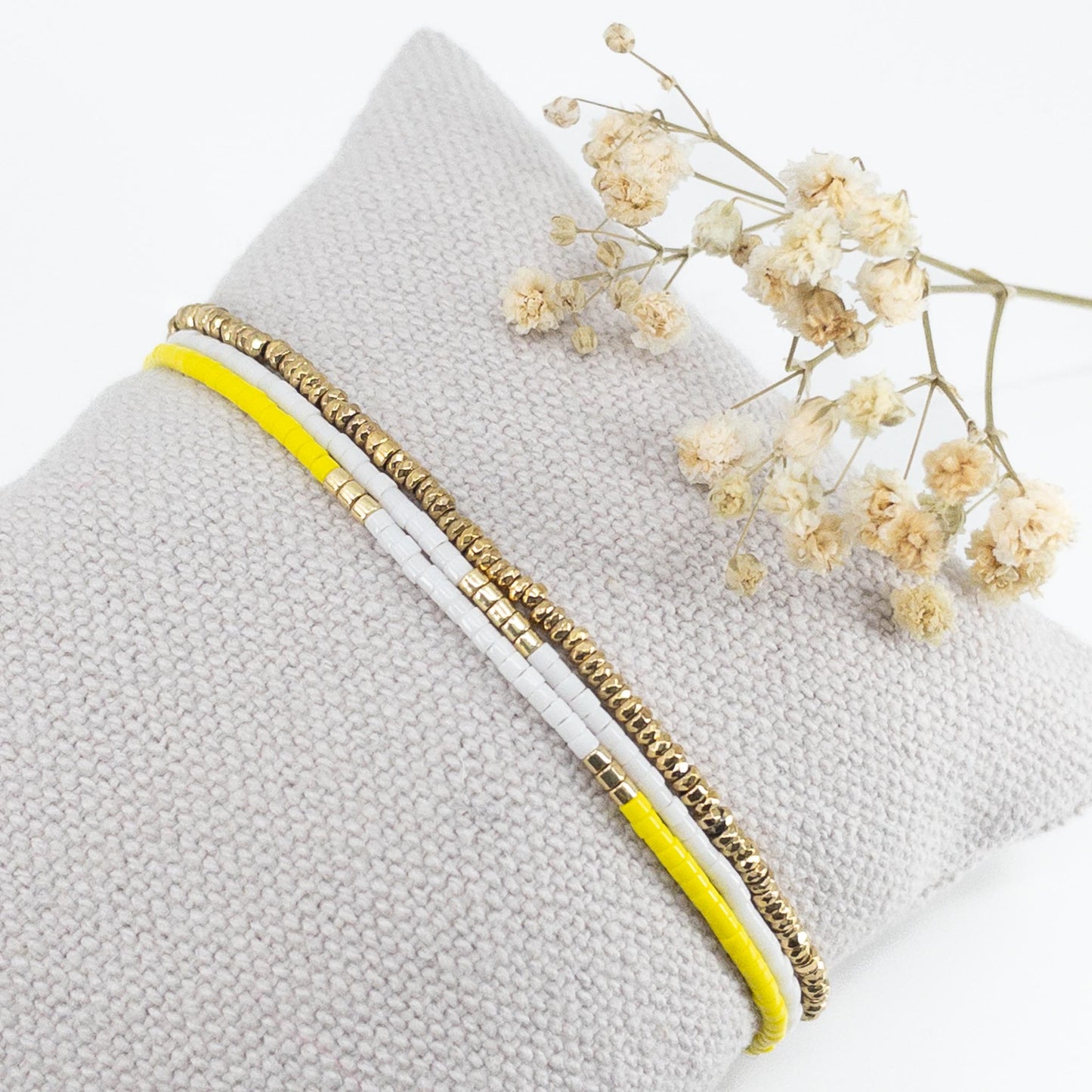 Bracelet en perle de rocaille blanc et or