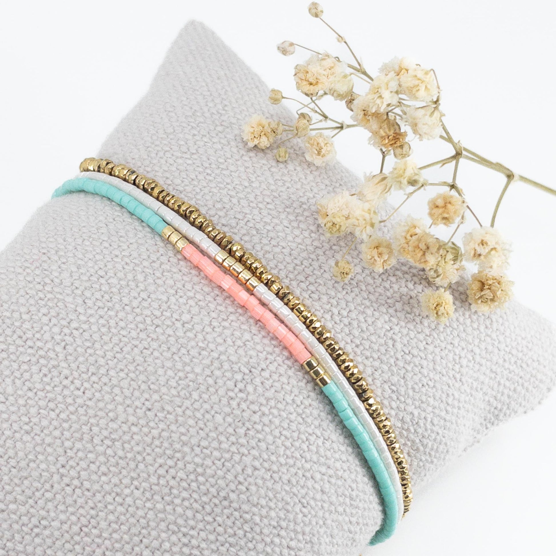 Trio de bracelets en pierres fines et perles de rocaille en verre "Bleu Lagon, Rose & Blanc". Peuvent se porter indépendamment.