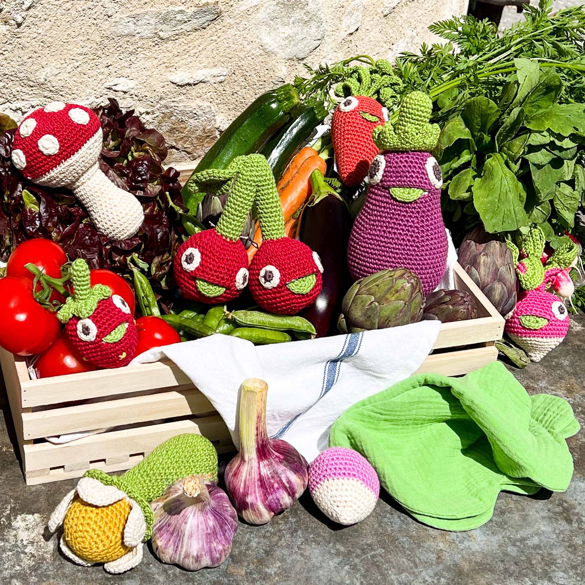 Cagette de hochet et doudou fruits et légumes pour bébé en coton bio fait à la main au crochet.