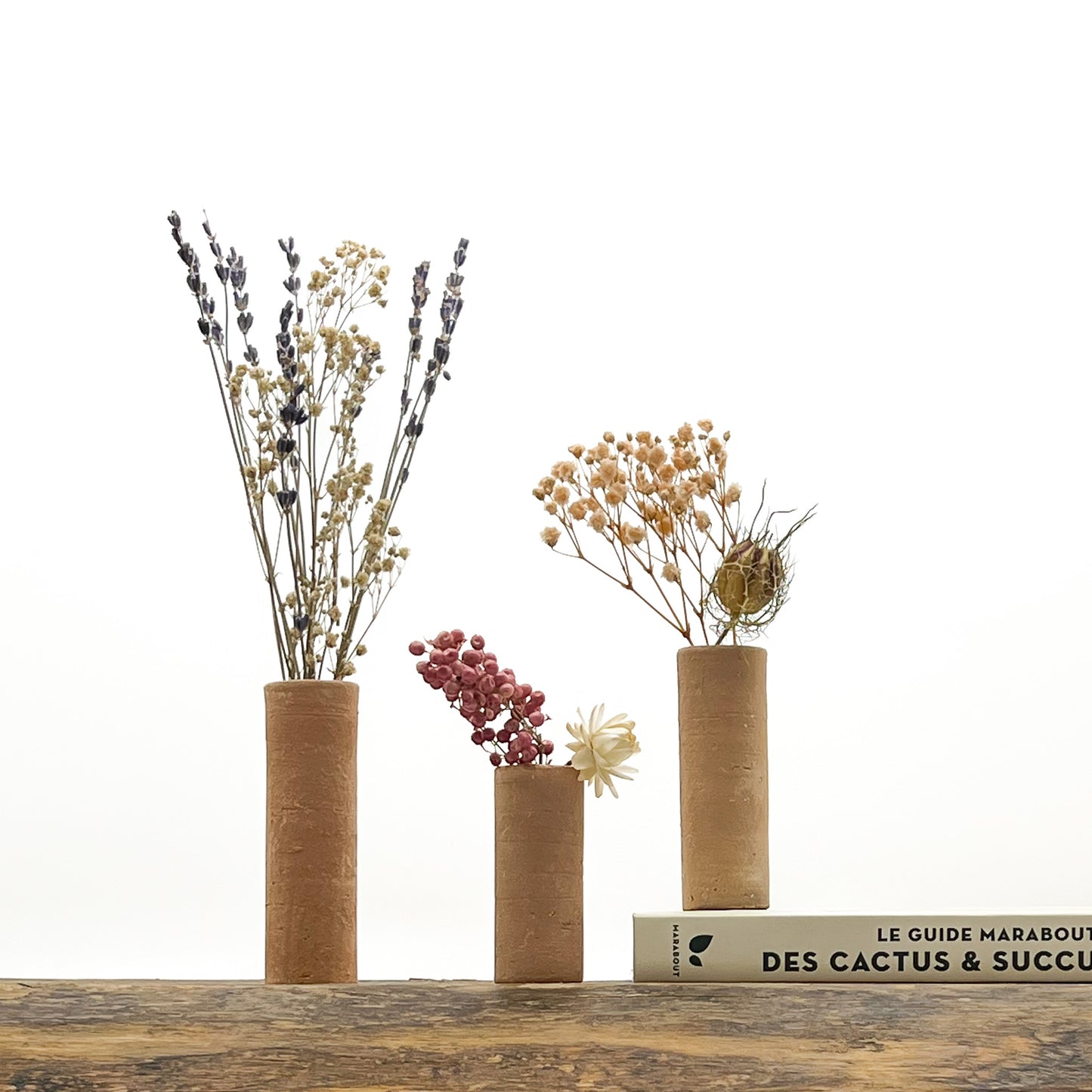 Ensemble de 3 petits vases tubes au design épuré en terre cuite fait main. Livrés avec fleurs séchées offertes.