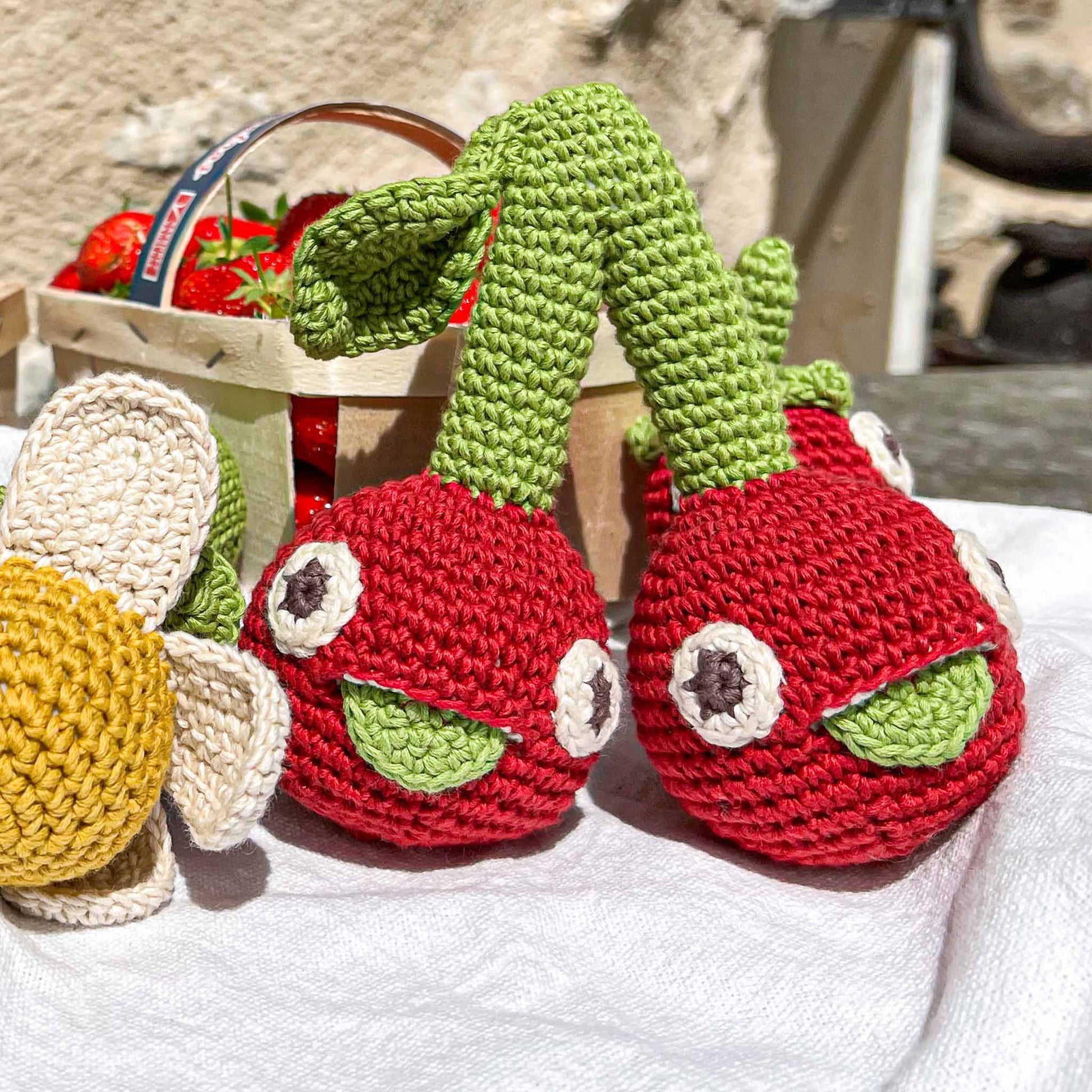 Hochet Cerises pour bébé en crochet en coton bio fait main avec petit grelot. Deux cerises. Couleur rouge.