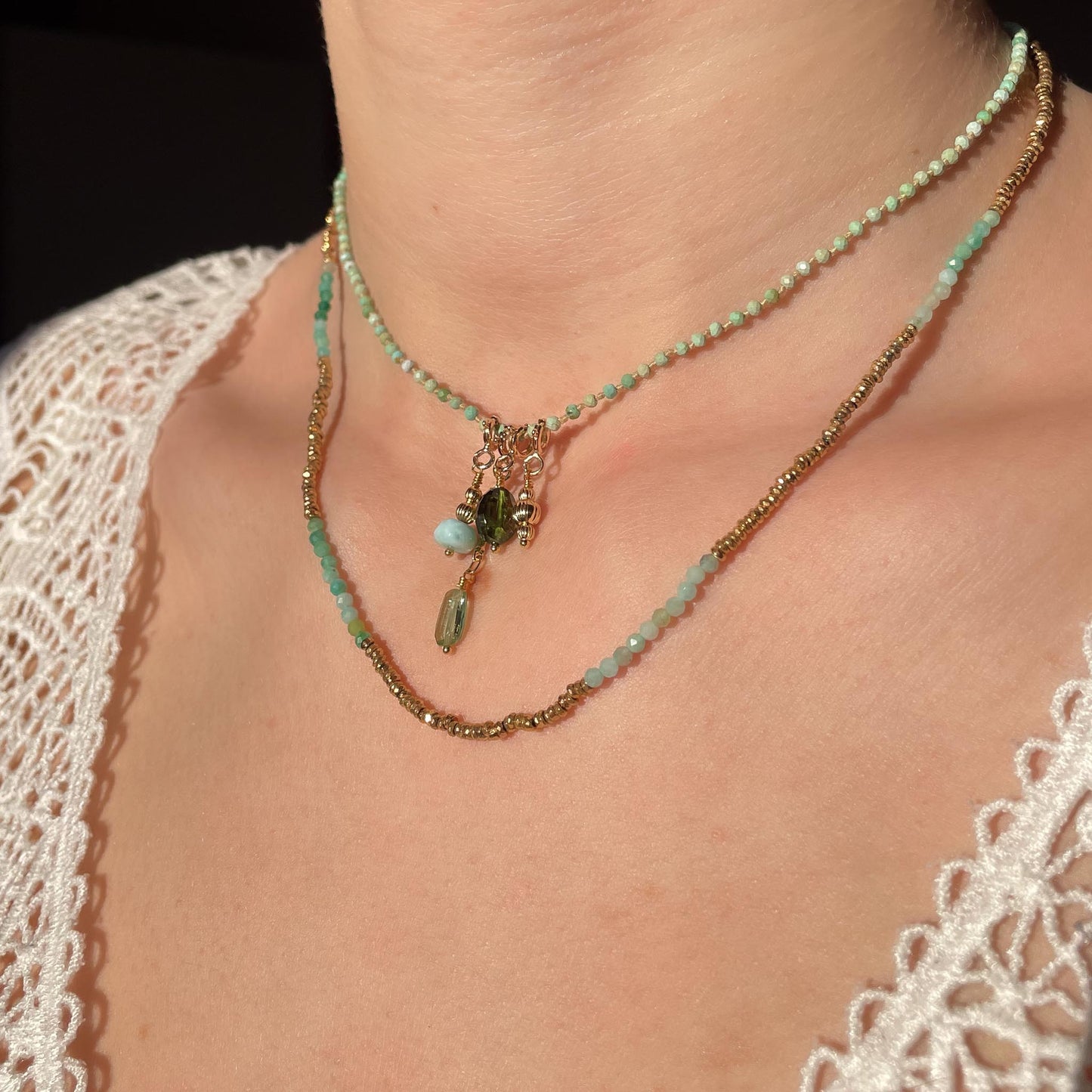 Collier en pierres fines naturelles d'amazonite aux différentes teintes de vert et hématite dorée. Longueur ajustable de 38-43 cm. Fermoir et chaîne d'extension en plaqué or.