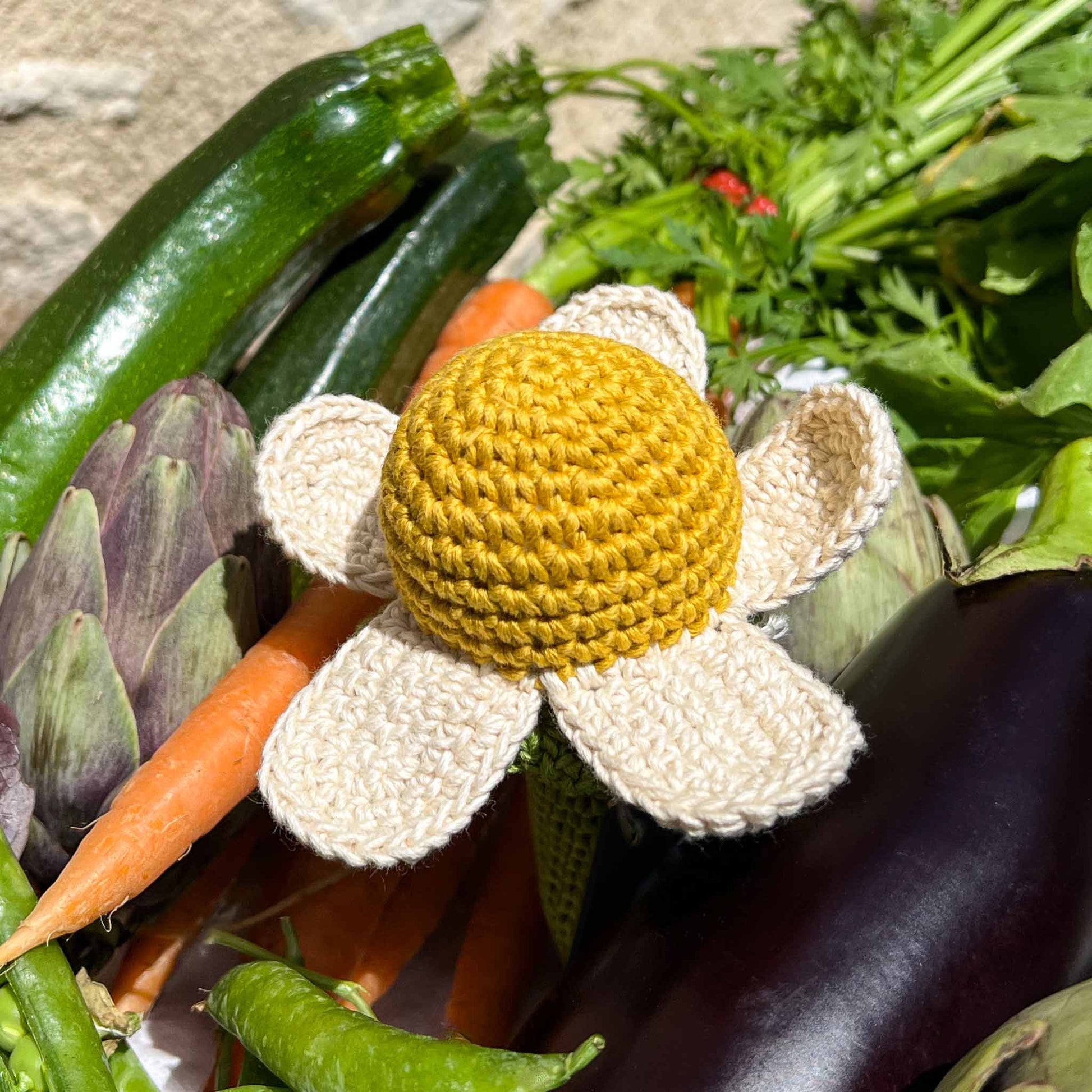 Hochet Fleur de Camomille pour bébé en crochet en coton bio fait main avec petit grelot. Hauteur 14cm, fleur blanche et cœur jaune.