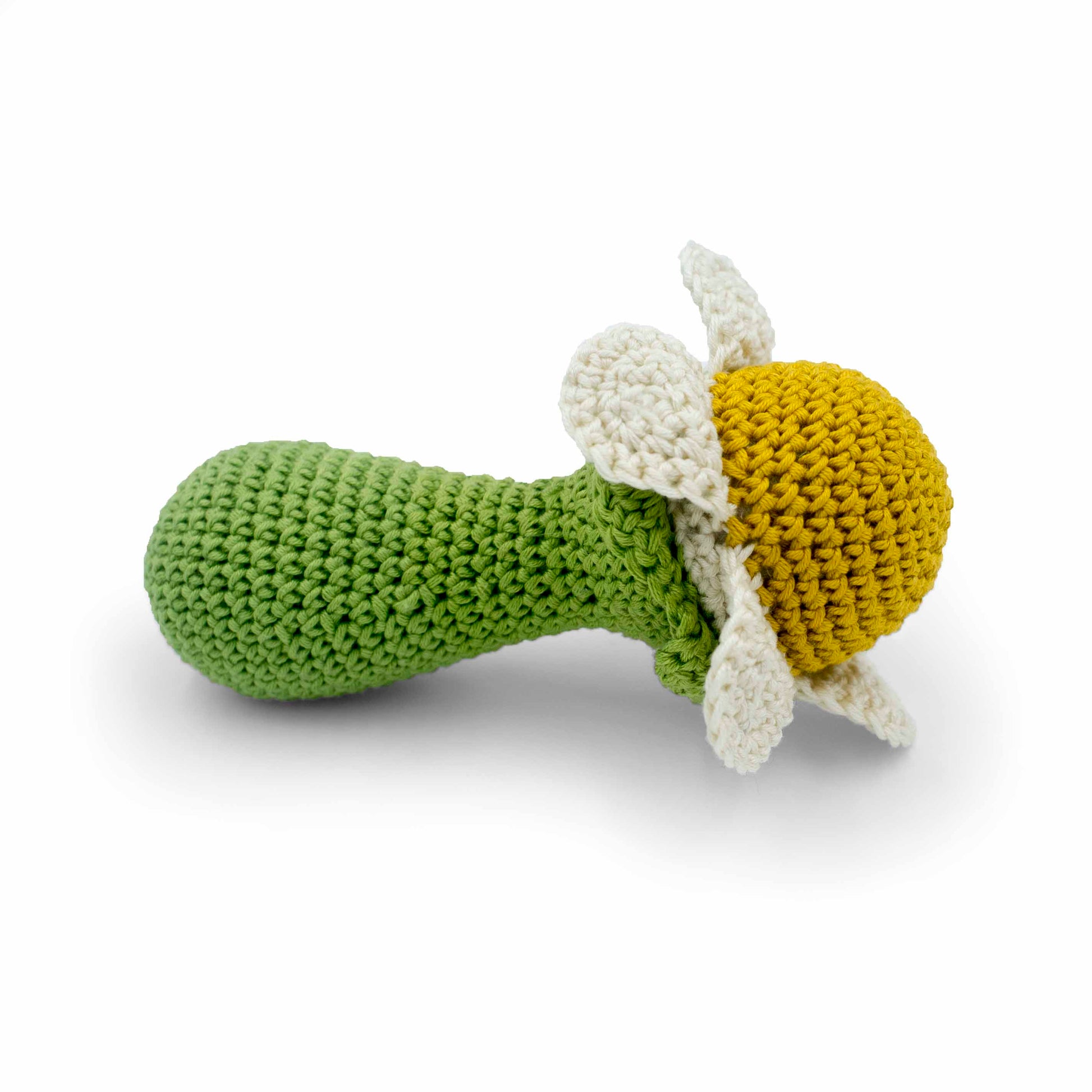 Hochet Fleur de Camomille pour bébé en crochet en coton bio fait main avec petit grelot. Hauteur 14cm, fleur blanche et cœur jaune.