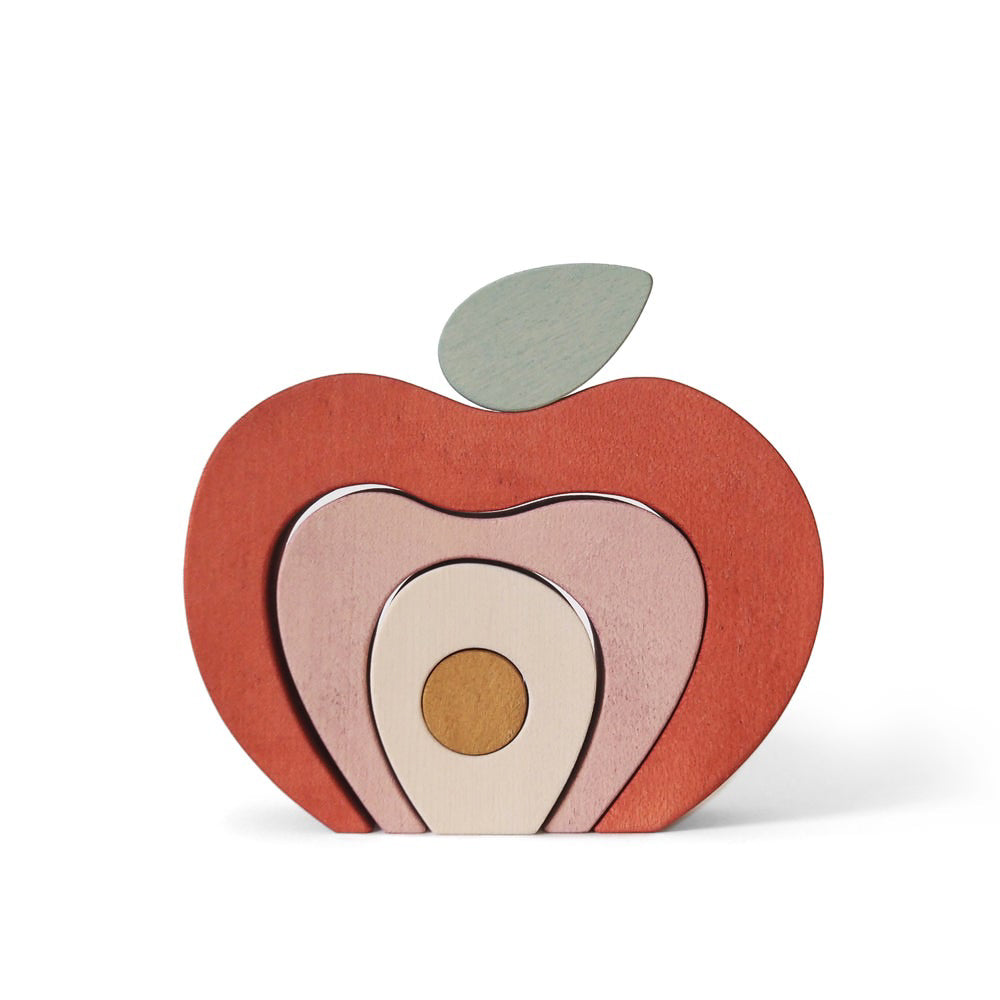Jeu en bois en forme de pomme composé de différents éléments empilables. Teinte rouge rosée. A partir de 3 ans.