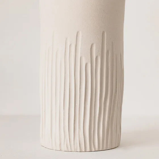 Vase stripe avec bandes griffées en terre brute crème