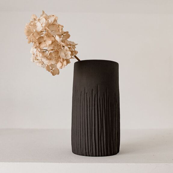 Vase stripe avec bandes griffées en terre brute noire. A utiliser avec des fleurs et herbes séchées.