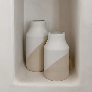 Vase pot de lait en céramique bicolore. Teintes naturelles blanche et crème.