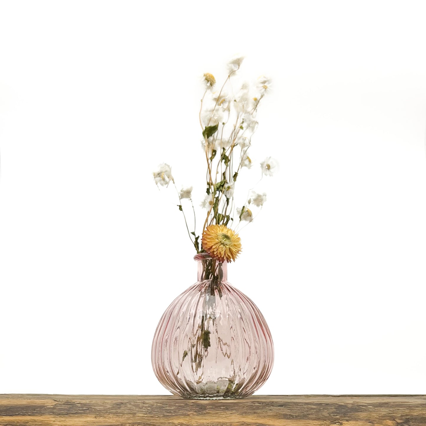 Ensemble de 3 vases en verre, deux dans les tons rosé, le troisième translucide. Design différencié et harmonieux. Livrés avec fleurs séchées offertes.